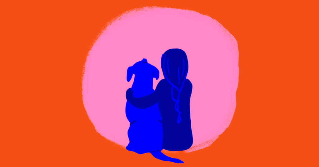 En senior hund og dens ejer der sidder og nyder livet sammen.