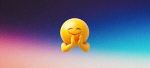 Gult smiley-emoji med lukkede øjne og hænderne samlet i en glad gestus foran en farverig gradientbaggrund.