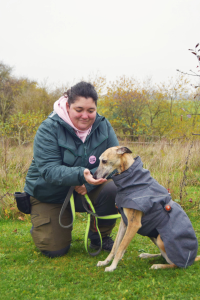 Hundetræner Maria med hund Kumak