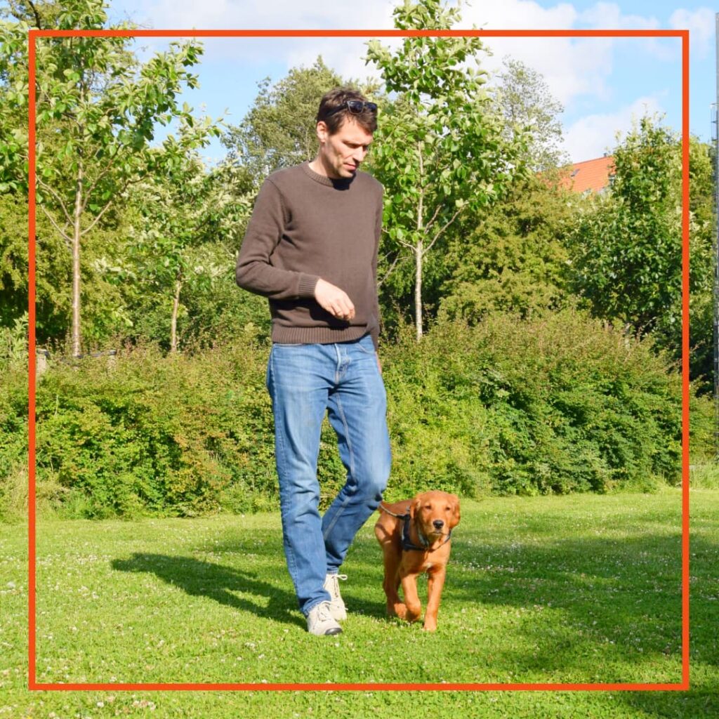 Mand går med sin hund til hundetræning hos klub hund