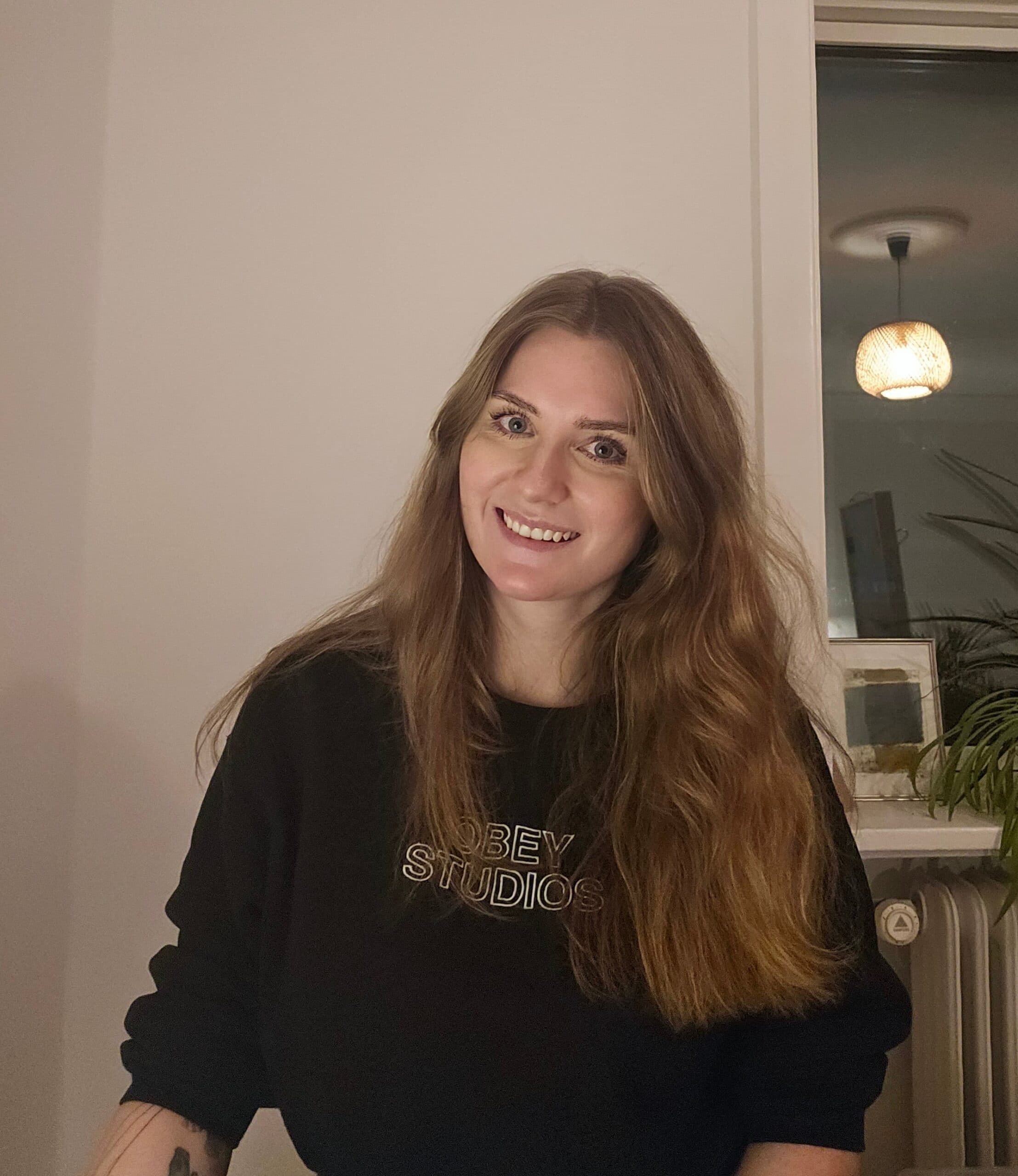 Billede af Selma som arbejder hos klub hund som marketingsassistent og som også er hundetrænerstuderende