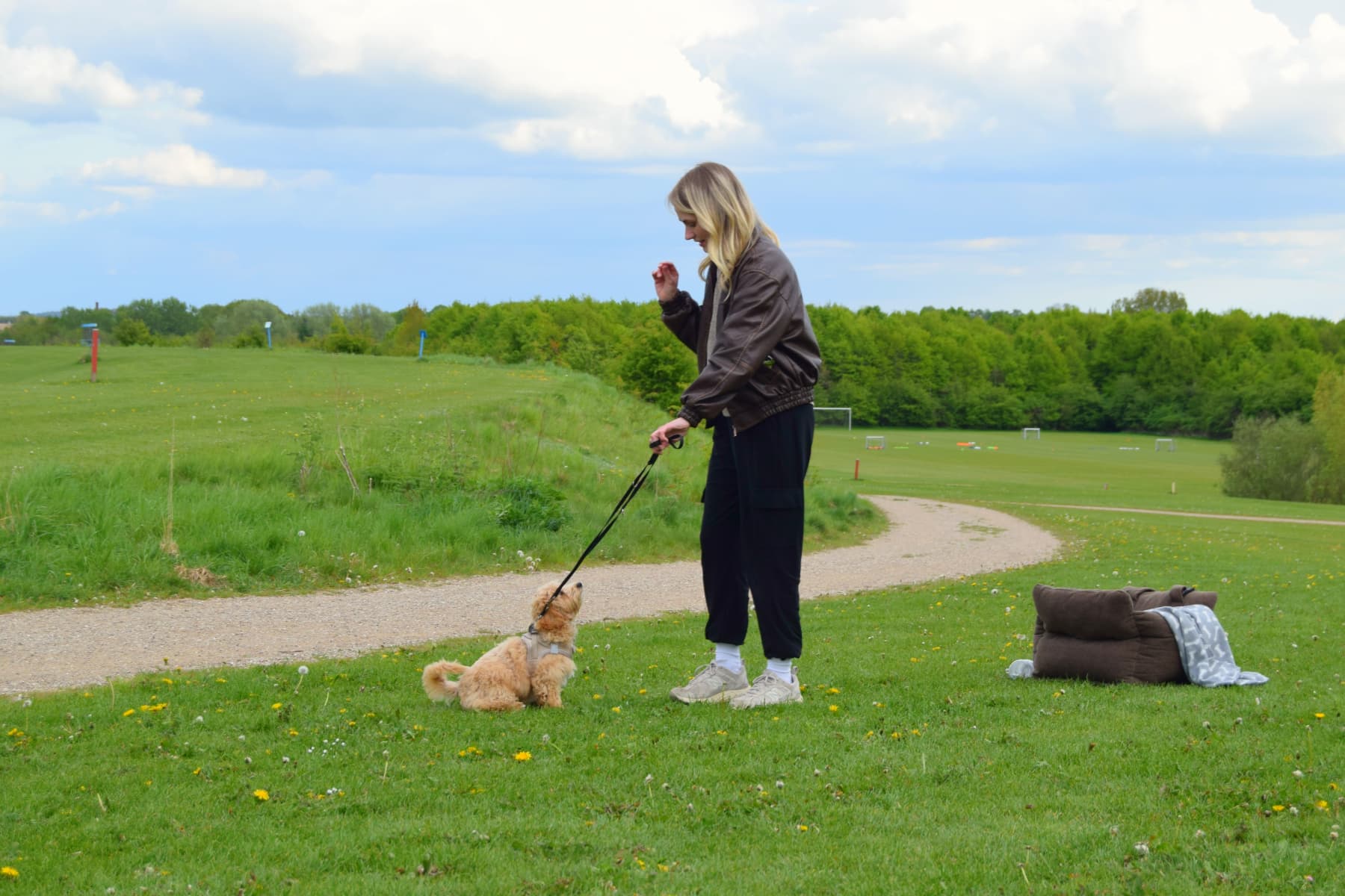 Anna træner med Viggo til hvalpetræning hos Klub hund