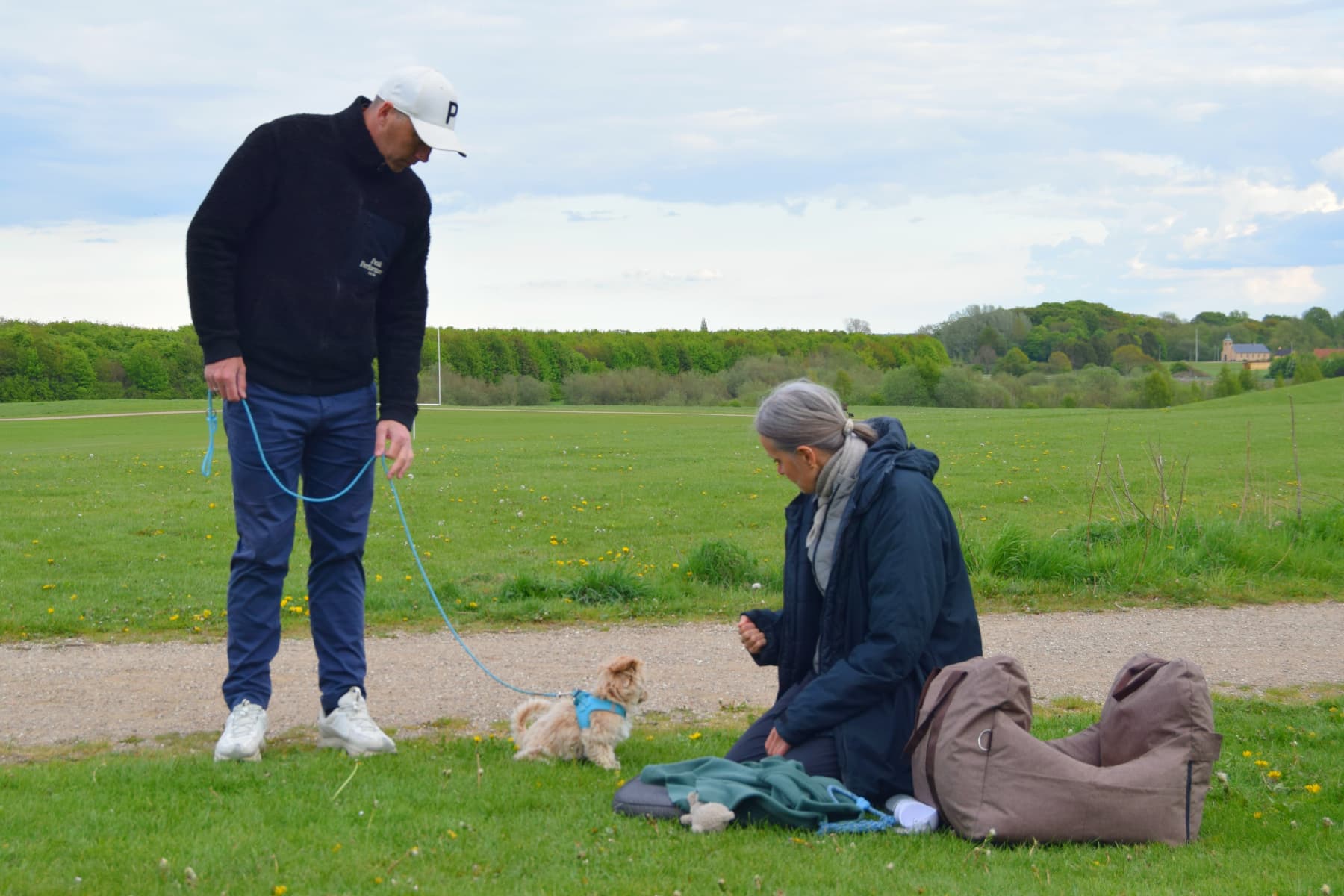 Deltager træner med sin hund til hundetræning hos Klub Hund